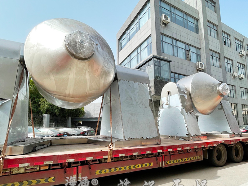 双锥回转真空干燥机——亚星游戏官网干燥为客户制作的设备发货成功！